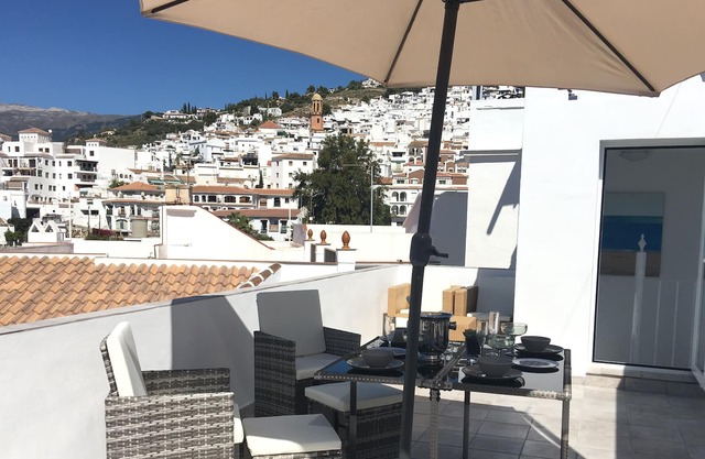 Beautiful modern 1 bed bijou town house, stunning roof terrace