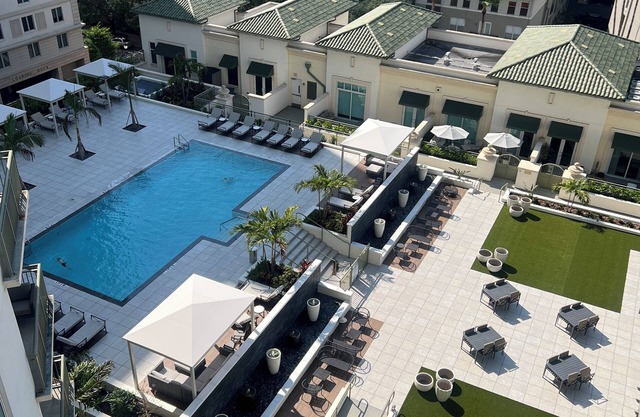 Beautiful modern condo with high end finishes very peaceful with valet parking