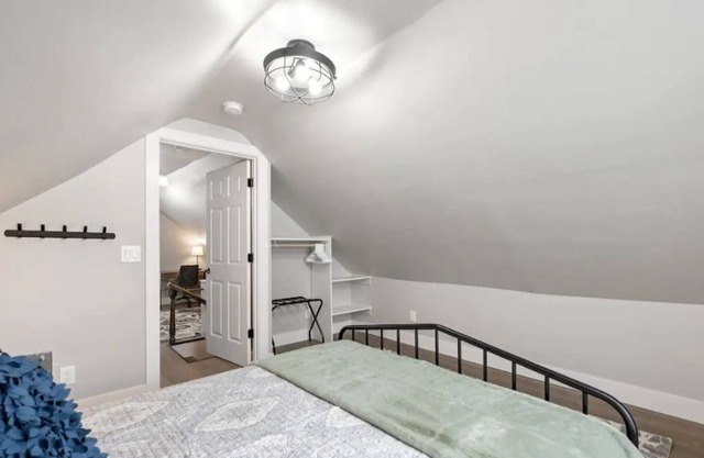 Beautiful Modern-Renovated House w/ Great Location