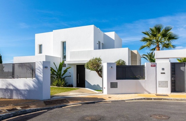 Beautiful modern Villa with Amazing views , close to the beach