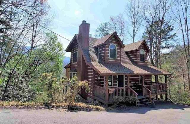Beautiful Mountain Cabin with Mountain Views and EV Charging Outlet!