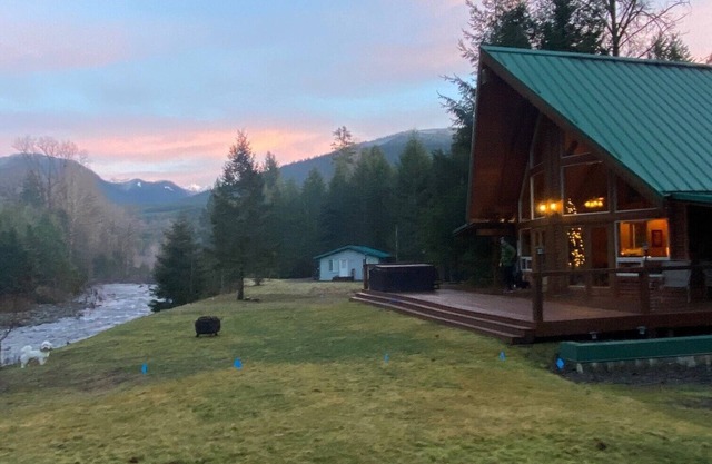 Beautiful mountain cabin by river - 2.9 miles from town
