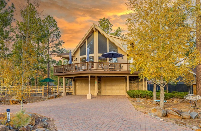 Beautiful Mountain Lodge nestled in the Ponderosa Pines of Munds Park