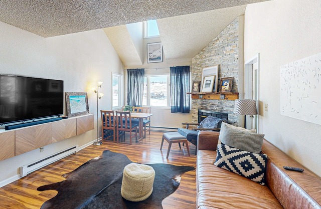 Beautiful mountain retreat near the parks with fast WiFi, balcony, & fireplace