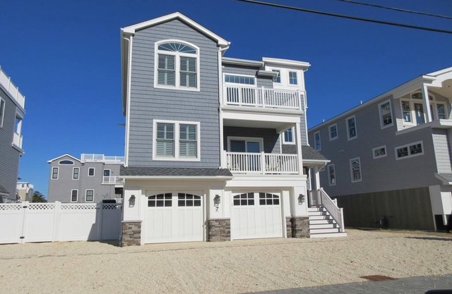 Beautiful new construction 4 bedroom 3.5 bath home in Holgate