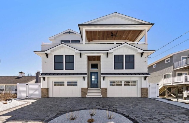 Beautiful New Luxury Construction w/a Pool!