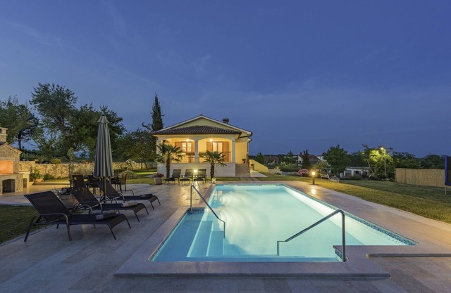 Beautiful new villa with pool