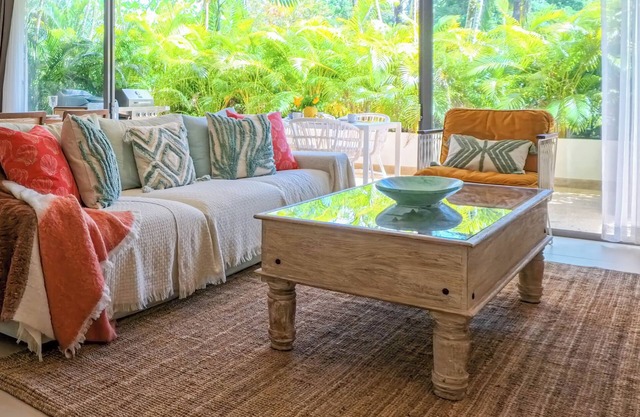 BEAUTIFUL NEWLY RENOVATED 3BR apartment, 7 minutes from beach…