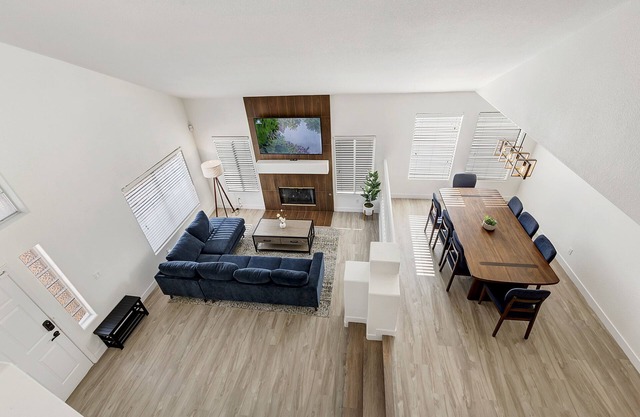 Beautiful Newly Renovated 4 Bed House U024