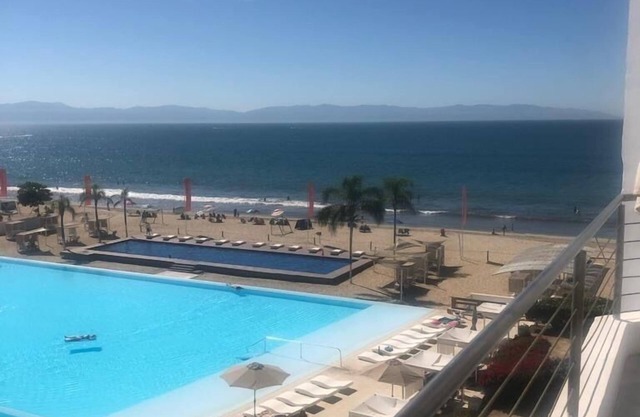 Beautiful nice condo with ocean view, beach front