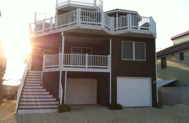 Beautiful Ocean & Bay Views - 3 Decks, 2 MBR Suites, 2 LRs, park/playground
