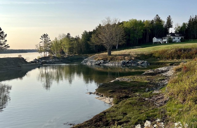 BEAUTIFUL OCEANFRONT COTTAGE WITH AMAZING WATER VIEWS & ACCESS