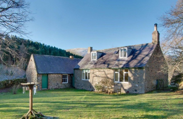 Beautiful private villa for 4 people with WIFI, pets allowed, panoramic view and parking