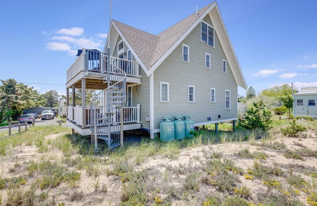 Beautiful Plum Island Escape; Steps from Beach- Coveted Southern Island Location