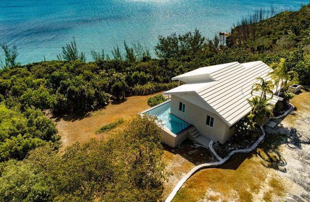 Beautiful & Private Caribbean-Front Home with Heated pool in Great Location +
