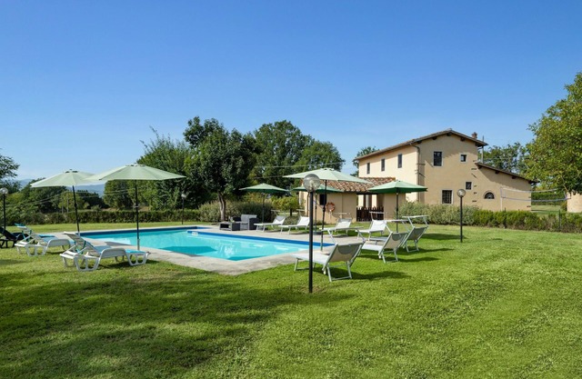 Beautiful private villa with WIFI, A/C, private pool, TV, patio, pets allowed and parking