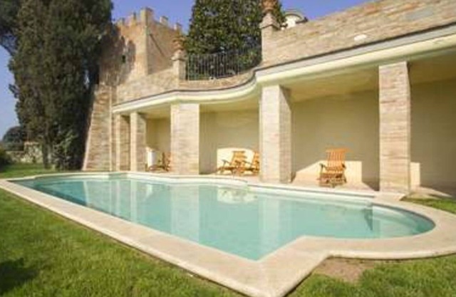 Beautiful private villa with WIFI, private pool, hot tub, A/C, TV, terrace, close to San Gimignano