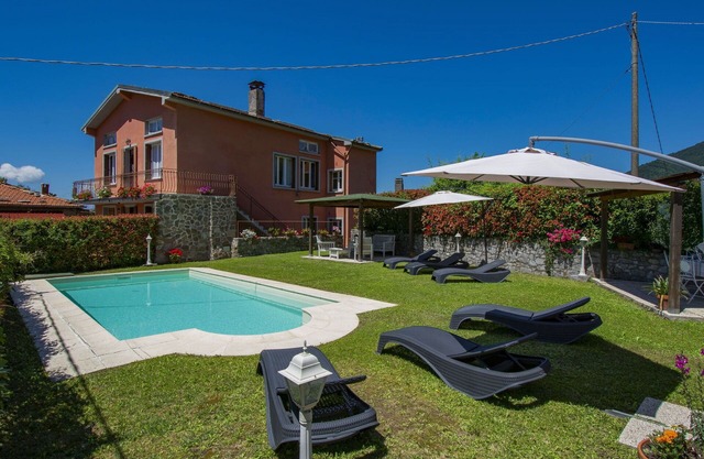 Beautiful private villa with WIFI, private pool, TV, patio, pets allowed, panoramic view and par.