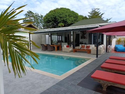 Beautiful private 3 bedroom villa with pool and gym