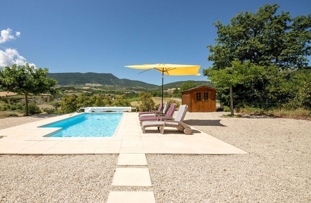 Beautiful private villa for 6 guests with WIFI, private pool, TV, terrace and pets allowed