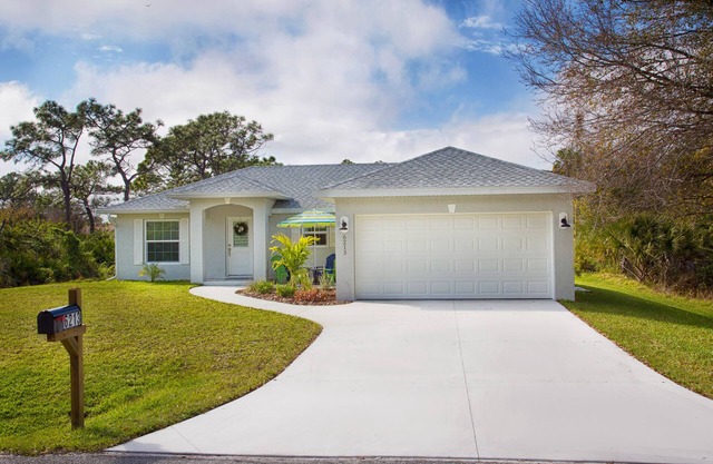 Beautiful private & immaculate- Sunny-Side-Up cottage 4.7 mi to Englwood beach