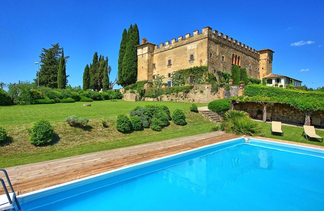Beautiful private villa with private pool, WIFI, A/C, patio, panoramic view, close to San Gimignano