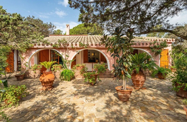 Beautiful private villa for 8 people with A/C, TV, patio, pets allowed and parking