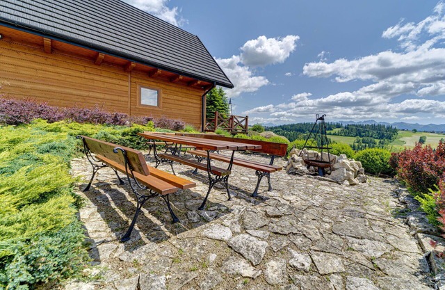 Beautiful private villa for 7 guests with WIFI, TV, patio, pets allowed and parking