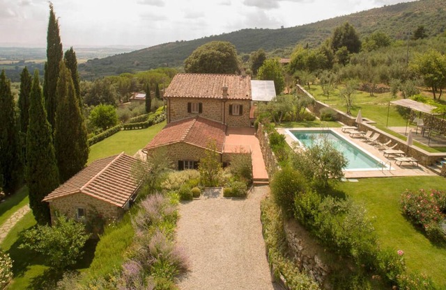 Beautiful private Tuscan villa with pool and views