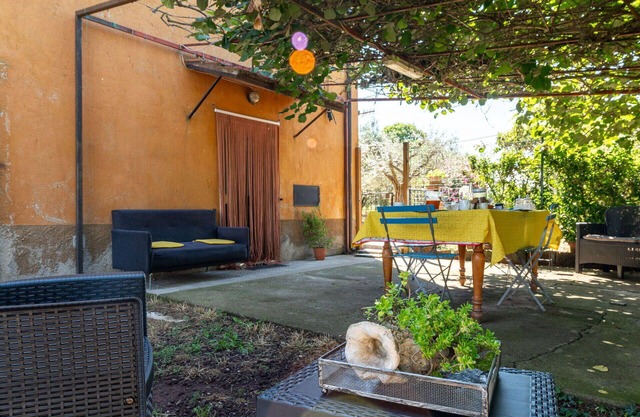 Beautiful private villa for 5 guests with WIFI, A/C, TV, patio, pets allowed and parking