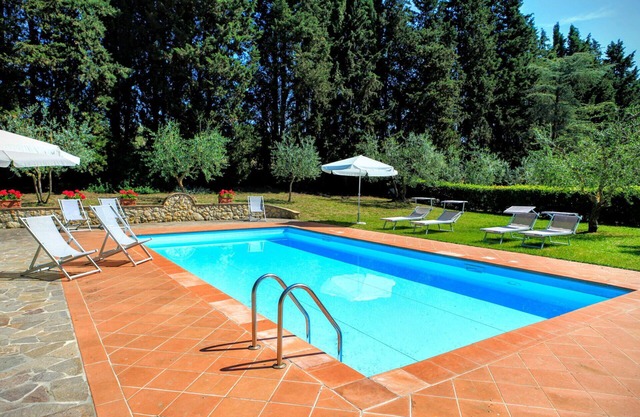 Beautiful private villa with WIFI, private pool, A/C, patio and panoramic view, close to Siena
