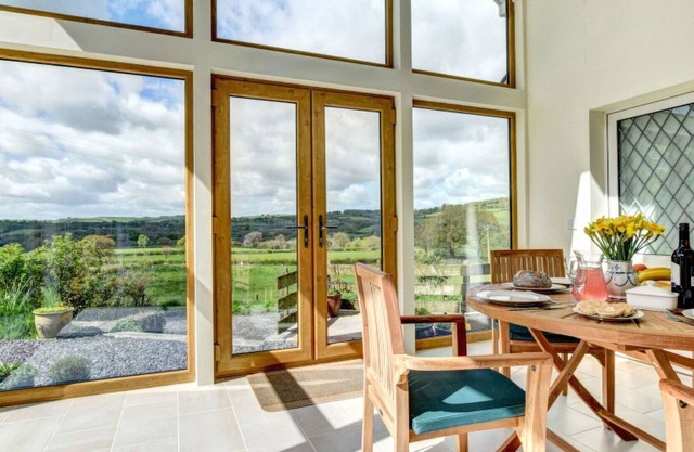 Beautiful private villa for 4 people with TV, patio, pets allowed and parking