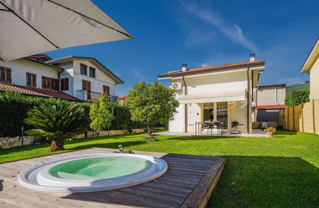 Beautiful private villa for 4 people with WIFI, A/C, hot tub