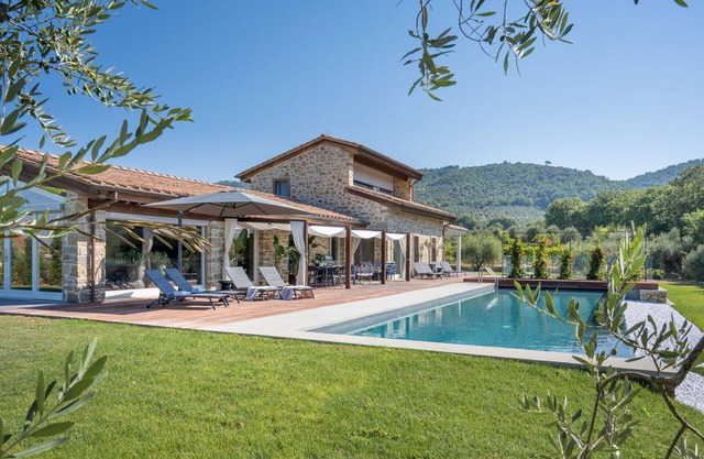 Beautiful private villa with private pool, A/C, sauna, TV, patio and parking, close to Cortona