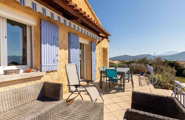 Beautiful private villa with A/C, WIFI, private pool, TV, terrace, pets allowed and parking