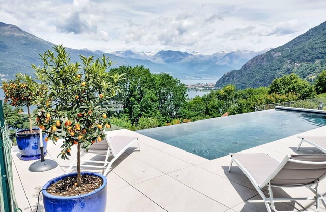 Beautiful private villa for 5 people with WIFI, pool, TV and patio