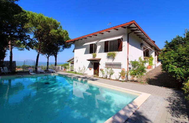 Beautiful private villa for 5 guests with WIFI, pool, TV, pets allowed and parking