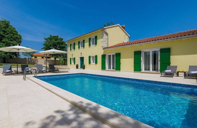 Beautiful private villa for 8 guests with WIFI, private pool, A/C, TV and terrace