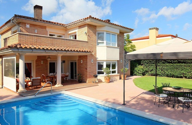 Beautiful private villa for 8 guests with A/C, private pool, WIFI, TV and patio