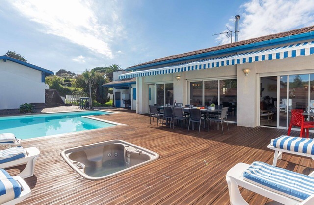 Beautiful private villa for 15 people with hot tub, private pool, WIFI, TV, terrace and pets all.