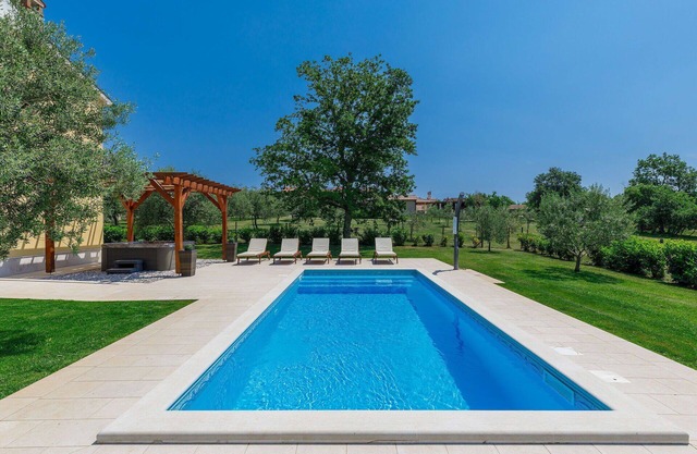 Beautiful private villa for 8 people with hot tub, WIFI, A/C, private pool, TV and patio