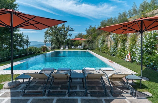 Beautiful private villa for 18 guests with private pool, A/C, WIFI, hot tub, TV and patio