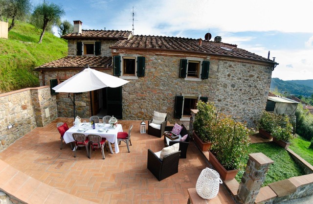 Beautiful private villa with internet, private pool, A/C, TV, terrace, pets allowed, close to Lucca