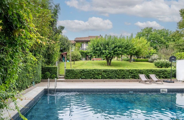 Beautiful private villa for 12 people with A/C, private pool, WIFI, TV and patio