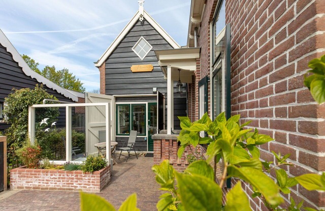 Beautiful private villa for 5 guests with A/C, hot tub, WIFI, TV, patio and parking