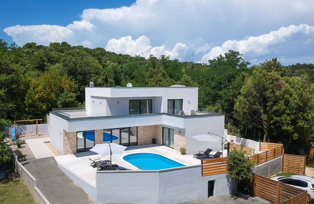 Beautiful private villa with private pool, hot tub, A/C, WIFI, TV, patio and pets allowed