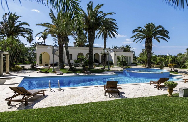 Beautiful private villa with A/C, hot tub, WIFI, private pool, TV, patio and pets allowed
