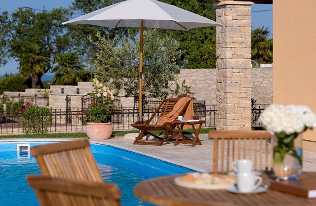 Beautiful private villa with A/C, WIFI, hot tub, private pool, TV, patio, pets allowed and parking