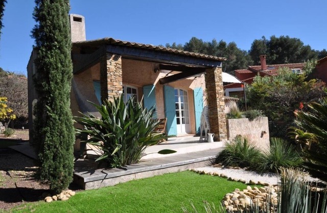 Beautiful Provencal villa with sea view, garden 1500 m2 with spa, 2 to 5 Pers