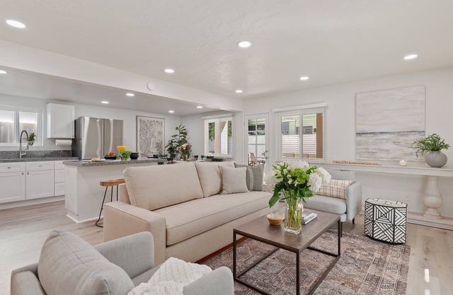 Beautiful Remodeled Condo With Patio Near West Beach